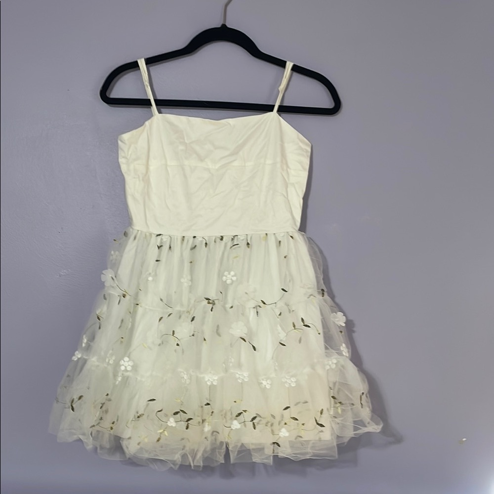Francesca’s Elegant White Floral Dress